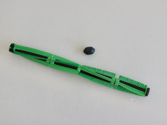 Eine grüne zylindrische RMO Bürstenwalze Frontrolle, kompatibel mit der Vorwerk Elektrobürste EB 400, mit schwarzen Borsten und Kappe, liegt freistehend auf einer weißen Fläche, wobei sowohl die segmentierte Bürste als auch die Kappe deutlich sichtbar sin