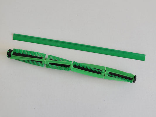 Eine saubere, unbeschädigte grüne RMO Bürstenwalze (Rundbürste mit schwarzen Borsten) und Kehrlippe, kompatibel mit Vorwerk EB 400 Elektrobürste, liegen nebeneinander auf weißem Untergrund.