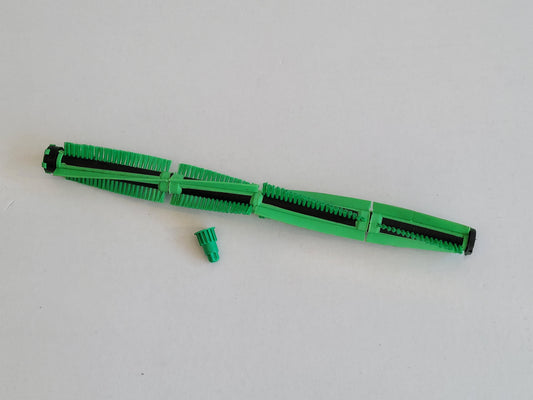 Eine grüne RMO Bürste Ritzel mit Vorwerk EB 400 kompatibel, mit schwarzen Borsten und Mittelstäben, liegt auf einer weißen Fläche neben einer passenden, abgesetzten grünen Ritzel.