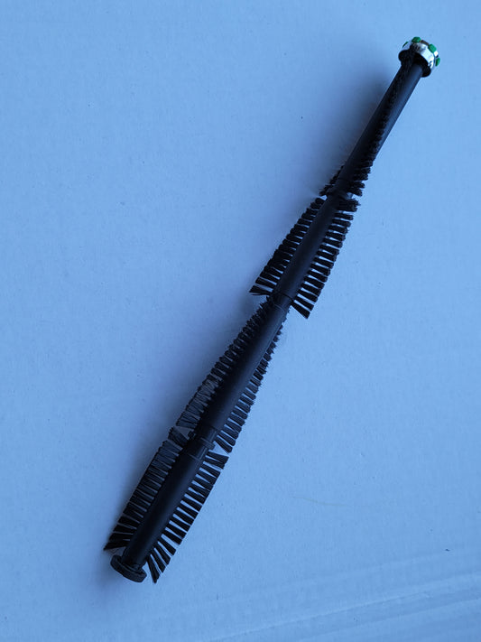 Eine schwarze zylindrische RMO TierhaarBürste mit EB 400 kompatibler Bürstenwalze mit abgewinkelten, spiralförmigen Borsten und grünem Endring ruht diagonal auf einem hellblauen Hintergrund.