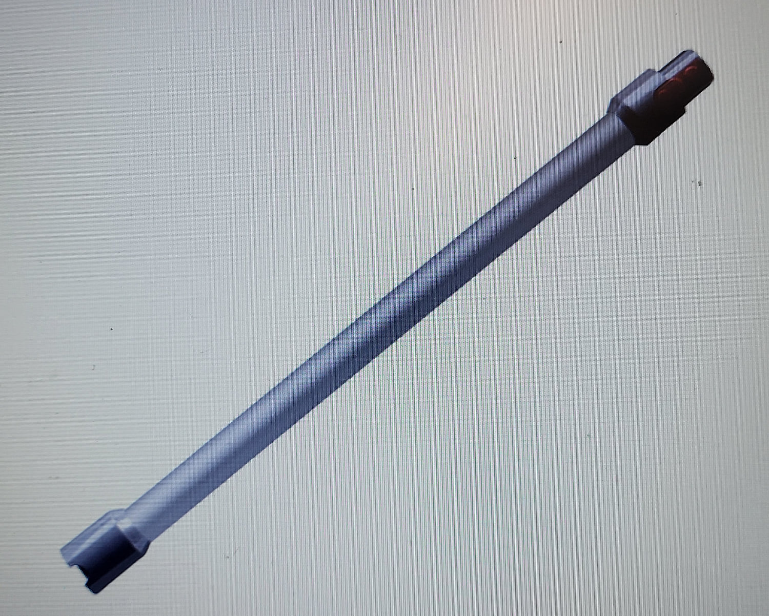 Das immersaugende Saugrohr Dyson V12 dunkelgrau kompatibel, ein mattglänzender Metallzylinder mit quadratischen dunklen Kappen an beiden Enden, wird diagonal auf einem schlichten weißen Hintergrund abgebildet, wodurch sein schlanker silberner Schaft hervorgehoben wird.