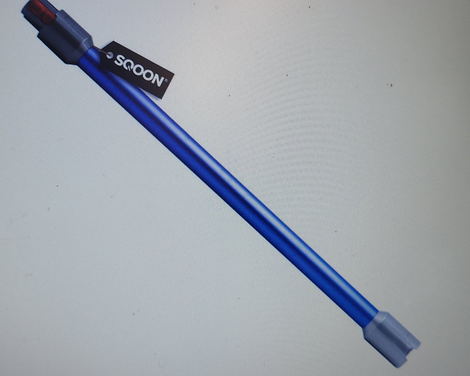 Das immersaugende Saugrohr, kompatibel mit Dyson V7, V8, V10 und V11, ist ein langes blaues Kunststoffrohr mit grauen Enden. Ein kleiner schwarzer "SQOON" Tag ist nahe des oberen Endes angebracht.