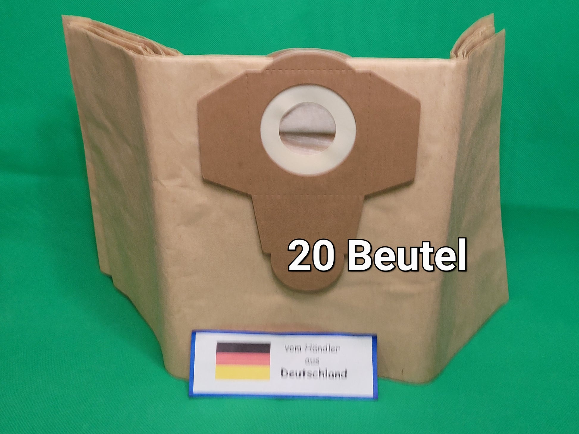 Ein brauner Staubsaugerbeutel von immer-saugut mit weißem Kunststoffring ist auf grünem Grund abgebildet, beschriftet mit "20 Beutel". Er ist passend für Einhell 20-Liter-Behälter und zeigt eine deutsche Flagge sowie den Schriftzug "vom Händler aus Deutsc