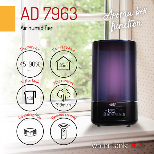Auf der Fensterbank steht ein „immer-saugut“-Luftbefeuchter AD 7963 in Schwarz mit einem 4,3-Liter-Wassertank, der über eine Aromabox-Funktion für die Aromatherapie, ein integriertes Hygrometer (45–90 %), eine Reichweite von bis zu 35 m², eine Nebelleistung von 310 ml/h, einen Entkalkungsfilter sowie eine praktische Fernbedienung für eine einfache Bedienung.