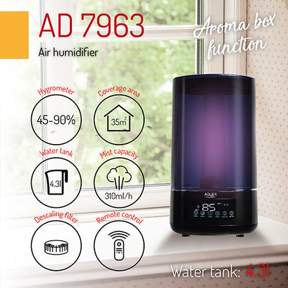Auf der Fensterbank steht ein „immer-saugut“-Luftbefeuchter AD 7963 in Schwarz mit einem 4,3-Liter-Wassertank, der über eine Aromabox-Funktion für die Aromatherapie, ein integriertes Hygrometer (45–90 %), eine Reichweite von bis zu 35 m², eine Nebelleistung von 310 ml/h, einen Entkalkungsfilter sowie eine praktische Fernbedienung für eine einfache Bedienung.