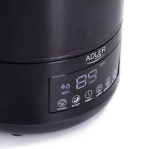 Nahaufnahme eines schwarzen „immer-saugut“ Luftbefeuchters AD 7963 (schwarz, 4,3 Liter) mit digitaler Anzeige, auf der „88“ zu sehen ist, sowie Touch-Tasten für Geschwindigkeit, Schlafmodus, Timer und Beleuchtung. Das Nebelsymbol und die anderen Touch-Bedienelemente werden auf der glänzenden Oberfläche durch weiße LED-Leuchten beleuchtet. Dieses moderne Gerät unterstützt zudem die Aromatherapie, um Ihr Raumklima zu verbessern.