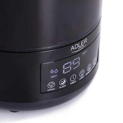 Nahaufnahme eines schwarzen „immer-saugut“ Luftbefeuchters AD 7963 (schwarz, 4,3 Liter) mit digitaler Anzeige, auf der „88“ zu sehen ist, sowie Touch-Tasten für Geschwindigkeit, Schlafmodus, Timer und Beleuchtung. Das Nebelsymbol und die anderen Touch-Bedienelemente werden auf der glänzenden Oberfläche durch weiße LED-Leuchten beleuchtet. Dieses moderne Gerät unterstützt zudem die Aromatherapie, um Ihr Raumklima zu verbessern.
