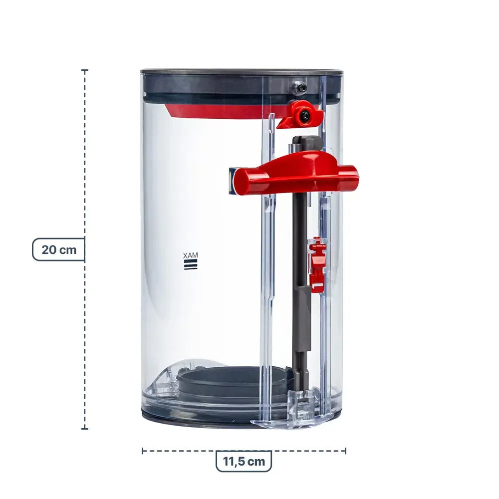 Ein transparenter zylindrischer Behälter mit Dyson V15 Detect Total Clean, V15 Detect Fluffy kompatibel by ALMEc Supplies, 20 cm hoch und 11,5 cm im Durchmesser, mit einem rot/schwarzen Mechanismus, MAX-Fülllinie, schwarzem Deckel und rotem Griff an einem vertikalen Stab.