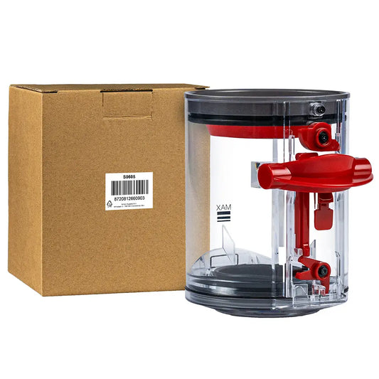 Ein transparenter zylindrischer Kaffeestampfer mit rotem Griff und Metallschrauben wird neben einer schlichten braunen Schachtel mit weißem Barcode-Etikett gezeigt, die in ihrer Designpräzision dem ALMEc Supplies Behälter mit Dyson V10 Slim Digital kompatibel ähnelt.