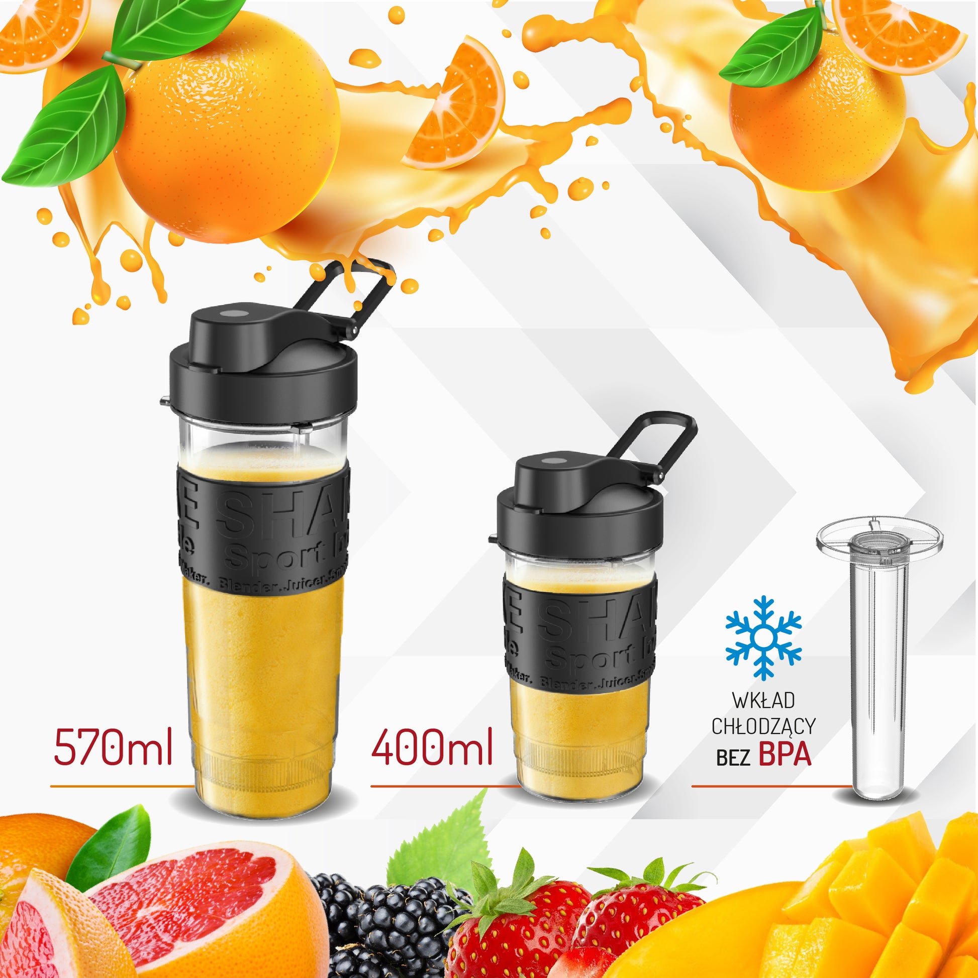 Zwei Sportflaschen der Adler Europe GmbH (570 ml und 400 ml) aus dem AD 4081 Standmixer-Set sind mit Orangen-Smoothie gefüllt. Daneben liegt ein durchsichtiger Eiswürfelbehälter, rundherum sind Saftspritzer und Beeren zu sehen – ideal für Ihren persönlichen Smoothie-Mixer.