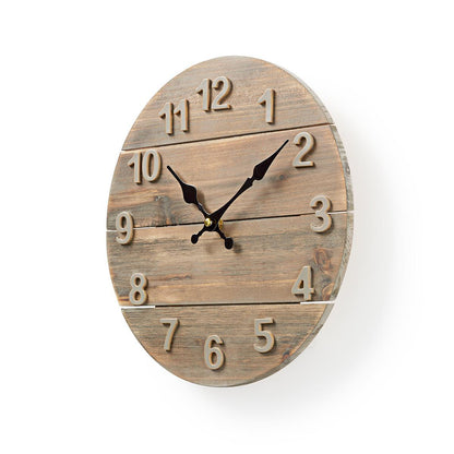 Die Kreisförmige Wanduhr | 30 cm | Holz CLWA002WD30 von Nedis ist eine runde Wanduhr mit einem Zifferblatt aus horizontal angeordneten, braun verwitterten Holzplanken, großen erhabenen Ziffern und dünnen schwarzen Metallzeigern.