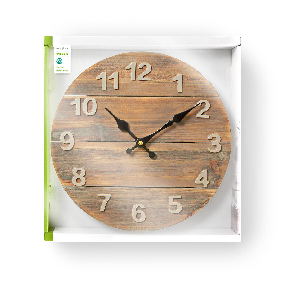 Eine runde Nedis-Wanduhr | 30 cm | Holz CLWA002WD30 mit einem rustikalen, horizontalen Zifferblatt aus Holzplanken und großen, erhabenen Ziffern, ausgestattet mit schwarzen Metallzeigern und in der originalen, vorne offenen weißen Kartonverpackung.