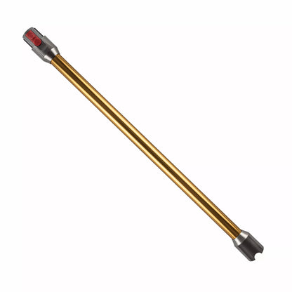 Das immer-saugut Saugrohr Dyson V12 Kupfer kompatibel ist ein goldfarbenes, zylindrisches Rohr mit silbernen Enden - eines davon mit einem roten Knopf. Sein gekerbtes Ende passt als Dyson V12-Ersatzteil und ist diagonal auf einem weißen Hintergrund abgebi