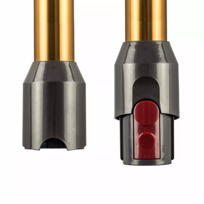 Nahaufnahme von zwei immer-saugut Saugrohr Dyson V12 Kupfer kompatibel Röhren mit goldenen Schäften und grauen Enden; die rechte Röhre hat einen grauen Anschluss mit roten Knöpfen, die linke hat einen halbrunden Ausschnitt. Beide isoliert auf weiß.