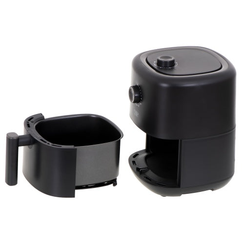 Abgebildet ist eine schwarze Heißluftfritteuse „Friteuse Heißluft“ mit 3 Litern Fassungsvermögen, 2200 Watt und einer Temperatur von 80–200 °C (Modell AD 6310) der Firma Adler Europe GmbH mit zylindrischem Gehäuse, deren Korb herausgezogen und daneben platziert ist. Die Heißluftfritteuse verfügt über eine abgerundete Oberseite mit einem Drehregler und einem unteren Fach für den Korb, wodurch das Frittieren ohne Fett sowohl einfach als auch bequem wird. Der Griff am Korb ist nach vorne gerichtet.