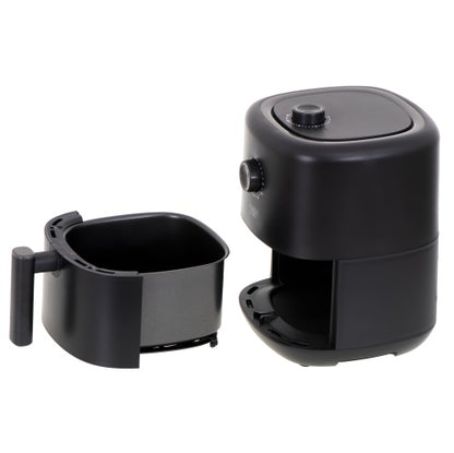 Abgebildet ist eine schwarze Heißluftfritteuse „Friteuse Heißluft“ mit 3 Litern Fassungsvermögen, 2200 Watt und einer Temperatur von 80–200 °C (Modell AD 6310) der Firma Adler Europe GmbH mit zylindrischem Gehäuse, deren Korb herausgezogen und daneben platziert ist. Die Heißluftfritteuse verfügt über eine abgerundete Oberseite mit einem Drehregler und einem unteren Fach für den Korb, wodurch das Frittieren ohne Fett sowohl einfach als auch bequem wird. Der Griff am Korb ist nach vorne gerichtet.