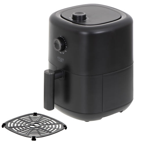 Eine schwarze Heißluft-Fritteuse mit 3 Litern Fassungsvermögen und 2200 Watt von Adler Europe GmbH mit Frontgriff, einem oberen Einstellrad und einem sichtbaren Timer. Daneben befindet sich ein herausnehmbarer, runder Drahtrost mit kreisförmigem Muster. Beide sind auf weißem Hintergrund abgebildet. Die fettfreie Heißluftfritteuse von Adler Europe bietet ein Fassungsvermögen von 3 Litern sowie eine Temperaturregelung von 80–200 °C für vielseitige Zubereitungsmöglichkeiten.