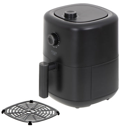 Eine schwarze Heißluft-Fritteuse mit 3 Litern Fassungsvermögen und 2200 Watt von Adler Europe GmbH mit Frontgriff, einem oberen Einstellrad und einem sichtbaren Timer. Daneben befindet sich ein herausnehmbarer, runder Drahtrost mit kreisförmigem Muster. Beide sind auf weißem Hintergrund abgebildet. Die fettfreie Heißluftfritteuse von Adler Europe bietet ein Fassungsvermögen von 3 Litern sowie eine Temperaturregelung von 80–200 °C für vielseitige Zubereitungsmöglichkeiten.