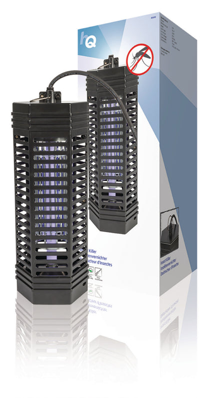 Ein schwarzer elektrischer Insektenvernichter der Nedis GmbH, eine Fliegenfalle für 50 m² mit sichtbarem UV-Licht im Inneren, ist vor seiner Verpackung abgebildet. Auf der Verpackung sind das Gerät selbst, ein „Keine Mücken“-Symbol sowie Produktinformationen in mehreren Sprachen abgebildet. Diese UV-Insektenfalle ermöglicht eine umweltfreundliche Schädlingsbekämpfung. Der Hintergrund ist weiß mit blauen geometrischen Akzenten.