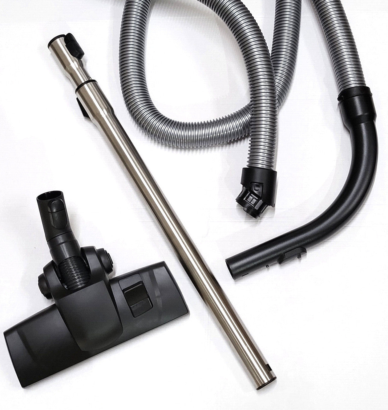 Vier Teile des immer-saugut Schlauch Griff Rohr Bodendüse Sets für Miele S8 (S 8340 EcoLine, PowerLine etc.) liegen sauber und ordentlich auf weißem Grund: Schlauch, Griff, Teleskoprohr und Bodendüse mit Schaltern und Rollen.