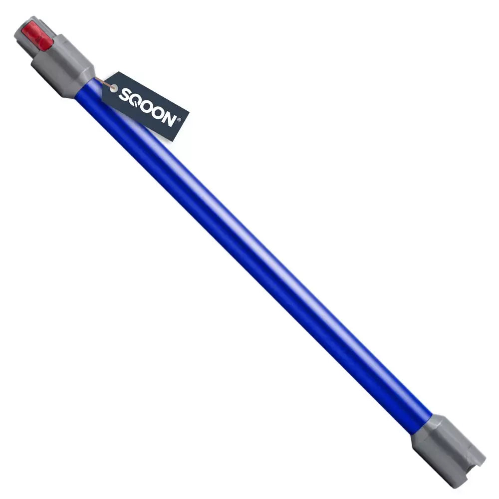 Ein metallisch blaues immer-saugut Saugrohr Dyson V7, V8, V10 und V11 Kompatibel Tube mit grauen Anschlüssen und rotem Druckknopf ist diagonal auf weißem Hintergrund abgebildet; ein schwarzes "SQOON"-Schild ist in der Nähe der Oberseite angebracht.