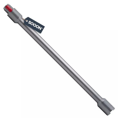 Ein dunkelgraues Saugrohr Dyson V7, V8, V10 und V11 Verlängerungsrohr von immer-saugut, kompatibel mit Dyson Modellen. Es hat einen roten Knopf an einem Ende und Anschlüsse an beiden Enden. Das Produkt ist vor einem weißen Hintergrund abgebildet.