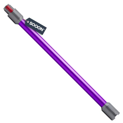 Das lila Saugrohr Dyson V7, V8, V10 und V11 von immer-saugut mit grauen Enden und rotem Entriegelungsknopf ist diagonal auf weißem Hintergrund abgebildet. Ein kleines schwarzes Etikett mit weißem "SQOON"-Logo ist befestigt.