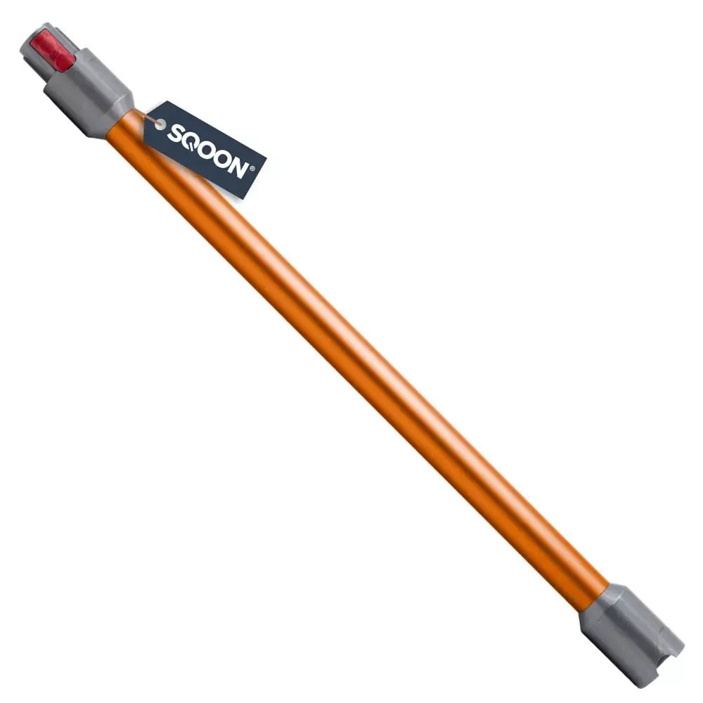 Ein orangefarbenes, zylindrisches Saugrohr Dyson V7, V8, V10, V11 und V15 von immer-saugut mit grauen Enden und einer roten Kappe. Ein schwarzer "SQOON"-Anhänger ist in der Nähe der Oberseite angebracht. Ausgestellt auf weißem Hintergrund.