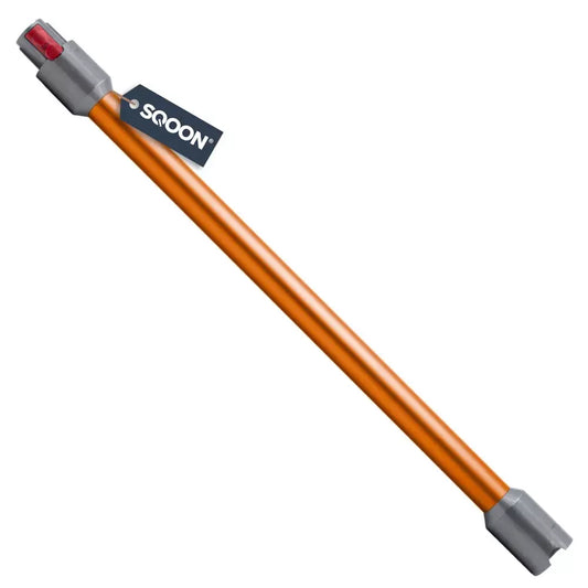Ein orangefarbenes, zylindrisches Saugrohr Dyson V7, V8, V10, V11 und V15 von immer-saugut mit grauen Enden und einer roten Kappe. Ein schwarzer "SQOON"-Anhänger ist in der Nähe der Oberseite angebracht. Ausgestellt auf weißem Hintergrund.