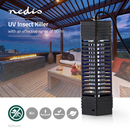 Ein schwarzer Insektenvernichter der Nedis GmbH (Fliegenfalle, 50 m²) steht auf einem Holztisch im Freien unter einer Pergola, umgeben von Gartenmöbeln und einer Feuerstelle, im Hintergrund bietet sich ein malerischer Blick auf die Hügel. Der Text hebt die Reichweite von 50 m² und die Leistung von 6 W hervor – damit ist das Gerät die ideale Wahl für eine umweltfreundliche Schädlingsbekämpfung in jeder Außenumgebung.
