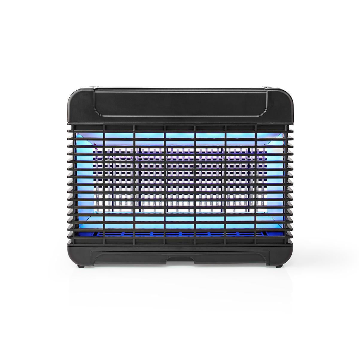 Ein schwarzer Insektenvernichter der Nedis GmbH, „Fliegenfalle 150 m²“, mit Schutzgitter und blau-violettem Leuchten durch die integrierte UV-LED-Lampe ist vor einem schlichten weißen Hintergrund abgebildet. Das rechteckige, kompakte Gerät verfügt über ein Kunststoffgehäuse mit horizontalen Lüftungsschlitzen und ist damit eine effiziente Lösung zum Schutz vor Mücken für jeden Innenraum.