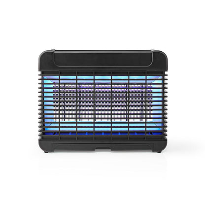 Ein schwarzer Insektenvernichter der Nedis GmbH, „Fliegenfalle 150 m²“, mit Schutzgitter und blau-violettem Leuchten durch die integrierte UV-LED-Lampe ist vor einem schlichten weißen Hintergrund abgebildet. Das rechteckige, kompakte Gerät verfügt über ein Kunststoffgehäuse mit horizontalen Lüftungsschlitzen und ist damit eine effiziente Lösung zum Schutz vor Mücken für jeden Innenraum.