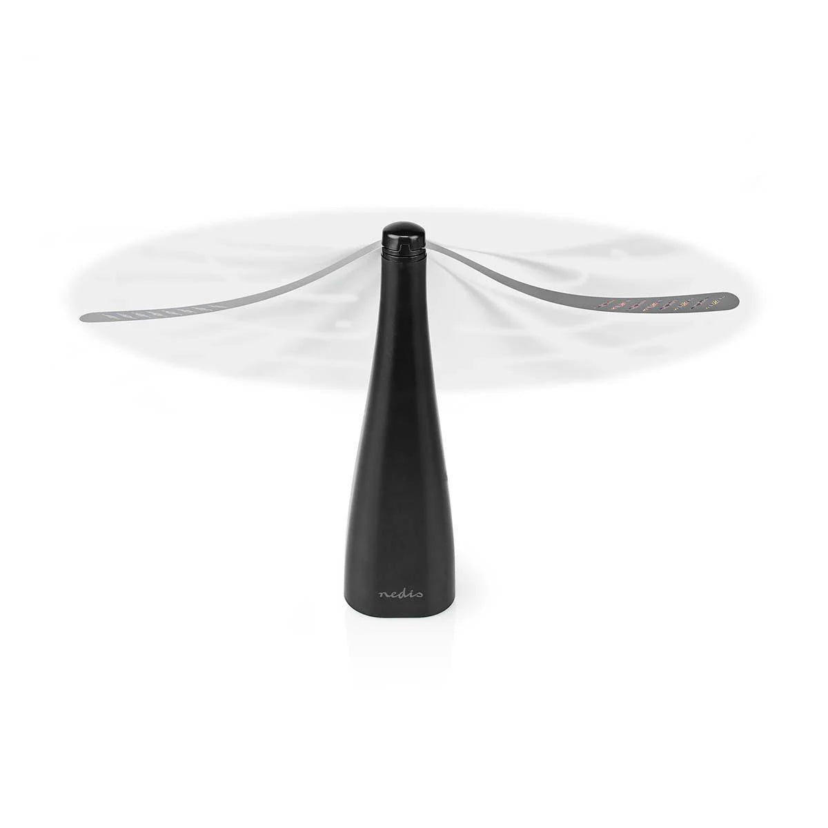 Hier ist Ihr umformulierter Satz unter Verwendung der angegebenen Produktdaten: Der „immer-saugut“ Insektenventilator, Fliegenwedler, Fliegenabwehr, Fliegenvertreiber und Ventilator zeichnet sich durch ein elegantes, schwarzes, blattloses Design mit einem schlanken, vertikalen Gehäuse und zwei LED-beleuchteten, rotierenden Flügeln aus, die vor einem weißen Hintergrund dezente Lichtspuren erzeugen – ein innovatives Gerät, das modernen Stil mit wirksamem Insektenschutz verbindet.