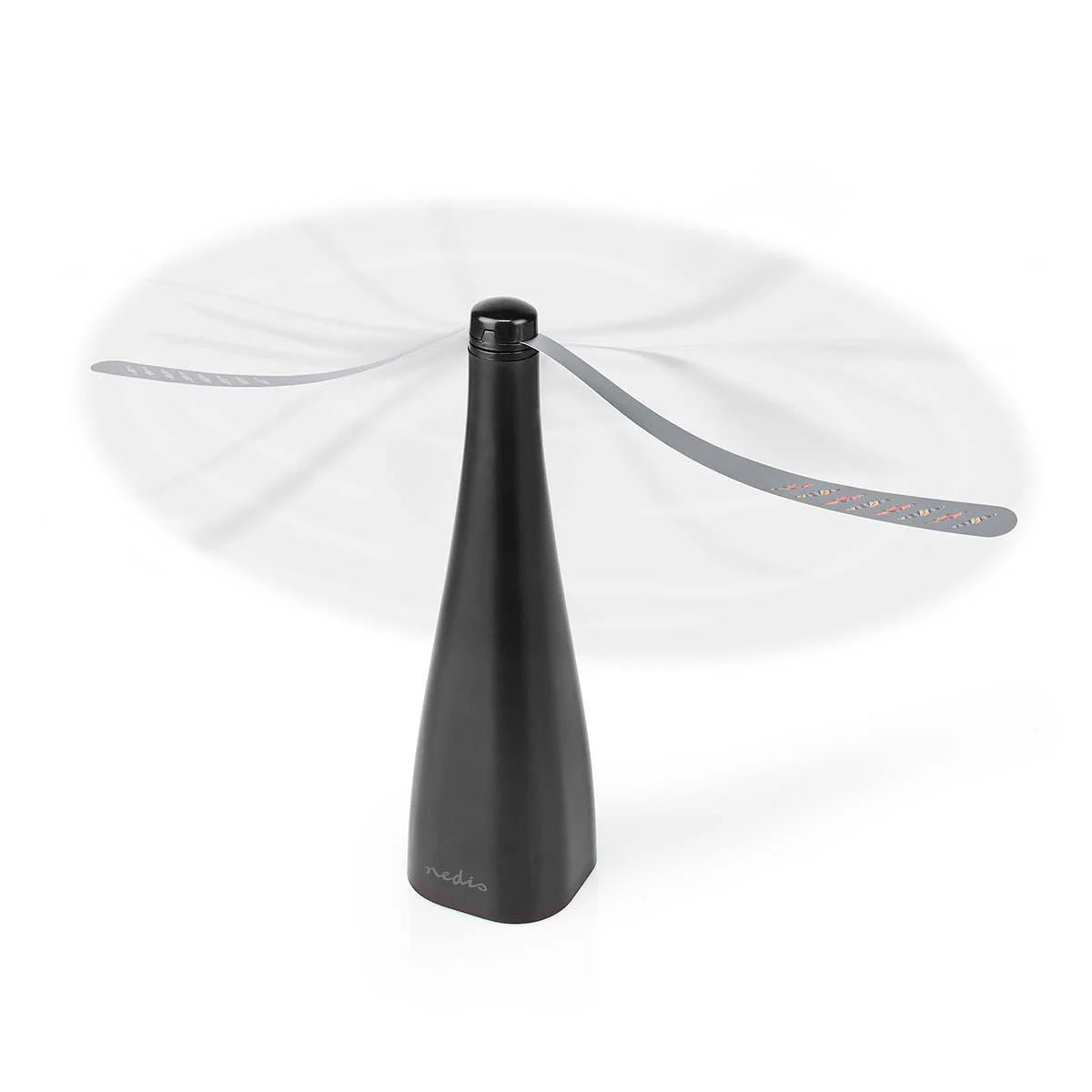Ein schwarzer, kegelförmiger „immer-saugut“-Insektenventilator (Fliegenwedler, Fliegenabwehr, Fliegenvertreiber) verfügt über zwei schlanke, horizontal angeordnete Arme, die einen verschwommenen kreisförmigen Effekt erzeugen und so auf eine schnelle Drehung hindeuten. Während sich die Arme bewegen, zeigen kleine bunte Lichter das Wort „hello“ an und verbinden so wirksamen Insektenschutz mit einem eleganten, modernen Design.