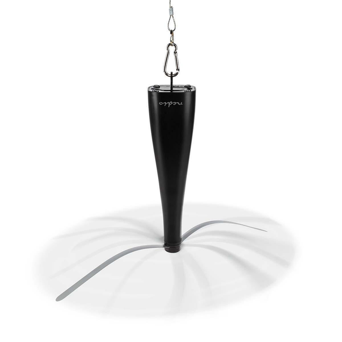 Ein schwarzer, schlanker, kegelförmiger „immer-saugut“-Insektenventilator, Fliegenwedler, Fliegenabwehr, Fliegenvertreiber oder Ventilator hängt an einem Haken und einem Karabiner. Vier gebogene, hellgraue Arme ragen von seiner Basis aus, drehen sich rasend schnell und erzeugen vor einem weißen Hintergrund einen Unschärfeeffekt – ein chemiefreier elektrischer Fliegenvertreiber.