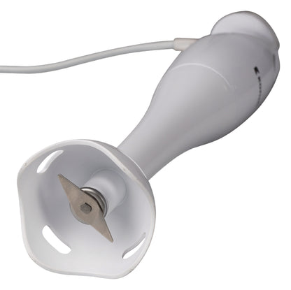 Ein weiß-grauer Stabmixer der Nedis GmbH (Pürierstab, Handmixer, 200 W) wird in einem Winkel abgebildet, um die Edelstahlklinge und die Schutzhaube an der Vorderseite zu zeigen. Die glatte Oberfläche und das schlichte, moderne Design sind deutlich zu erkennen, wobei das Netzkabel an der Rückseite herausragt.