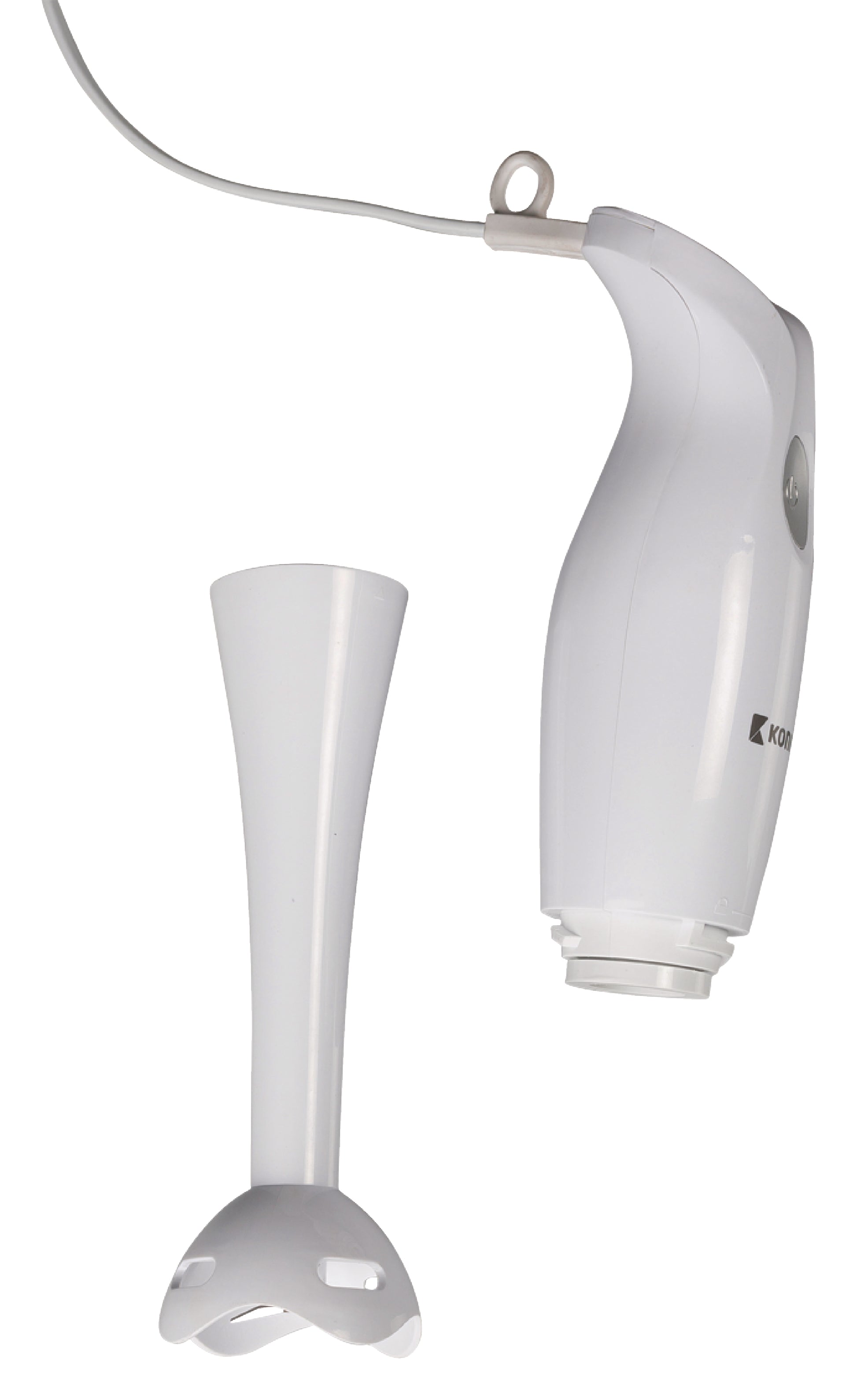 Ein weiß-grauer Stabmixer der Nedis GmbH (Pürierstab, Handmixer, 200 W) ist abgebildet, wobei der Mixaufsatz abgenommen und daneben abgelegt ist. Das Gerät ist über ein weißes Kabel an die Steckdose angeschlossen; am Gehäuse sind ein Knopf und das Markenlogo der Nedis GmbH zu sehen. Die abgenommene Schutzkappe des Mixaufsatzes steht aufrecht und gibt den Blick auf die robuste Edelstahlklinge im Inneren frei.