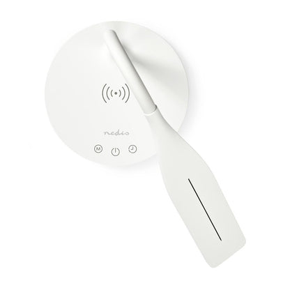 Auf einem schlichten weißen Hintergrund befindet sich ein rundes, weißes Gerät mit drei Touch-Tasten, einem Symbol für kabelloses Laden und dem „immer-saugut“-Logo. Diagonal darauf ruht die „Dimmbare LED-Tischleuchte Schreibtischlampe“ – eine schlanke, paddelförmige Schreibtischlampe –, die das Gerät teilweise verdeckt und diese moderne Kombination aus kabellosem Laden optisch aufwertet.