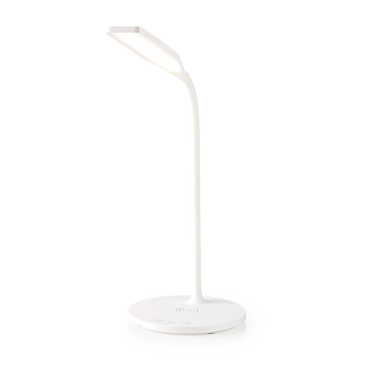 Eine elegante, moderne und stets gut aussehende dimmbare LED-Tischleuchte in Weiß hebt sich vor einem schlichten Hintergrund ab. Mit ihrem schlanken, flexiblen Hals und dem runden Sockel verfügt diese Leuchte über intuitive Touch-Bedientasten und ein gut sichtbares Symbol für kabelloses Laden, das auf ihre praktische Qi-Ladefunktion zum mühelosen Aufladen von Geräten hinweist.