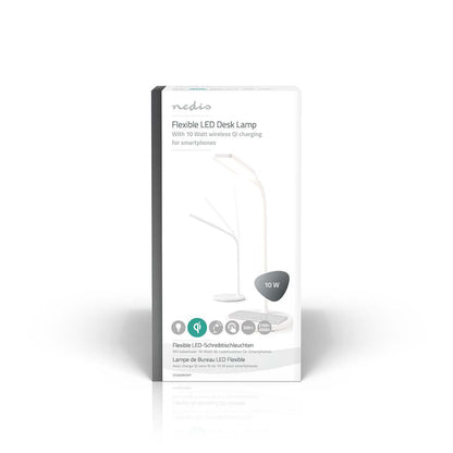 Verpackung für eine „immer-saugut“ dimmbare LED-Tischleuchte bzw. Schreibtischlampe, auf der die weiße Leuchte mit kabellosem Ladegerät in verschiedenen Positionen abgebildet ist. Auf der Verpackung wird in Textform auf die Qi-Ladefunktion für Smartphones, die Leistung von 10 W sowie das flexible, dimmbare Design der Tischleuchte hingewiesen. Die überwiegend weiße Verpackung wird durch grüne und graue Akzente sowie Symbole ergänzt.