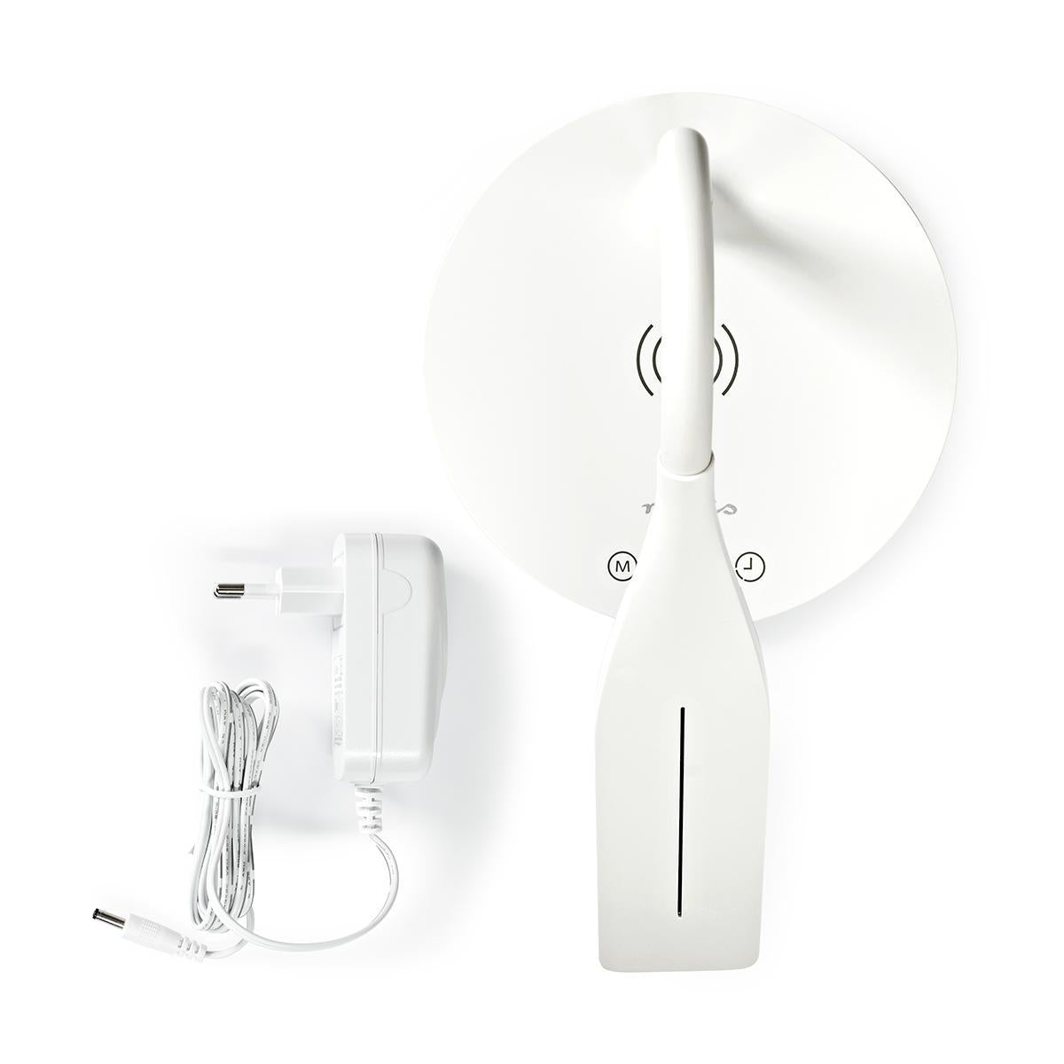 Eine moderne, weiße, dimmbare LED-Tischleuchte bzw. Schreibtischlampe von „immer-saugut“ mit schlankem, flachem Sockel, Touch-Bedienung und einem Symbol für kabelloses Laden steht neben einem weißen Netzteil mit Spiralkabel – beides auf weißem Hintergrund arrangiert. Diese stilvolle LED-Leuchte vereint elegantes Design und Funktionalität: Dank der integrierten Qi-Ladefunktion lassen sich Ihre Geräte bequem kabellos aufladen.