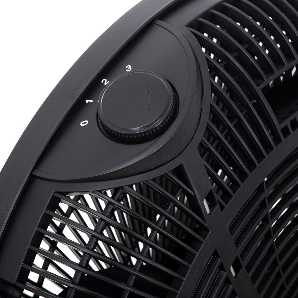 Nahaufnahme eines schwarzen Immersaugut Mesko - Bodenventilator - 3 Leistungsstufen, XXL Rotor 50 cm, Neigungsfunktion - Bedienfeld mit rundem Drehknopf. Der Drehknopf ist zwischen den Einstellungen 0, 1, 2 und 3 positioniert und zeigt Aus und drei versch
