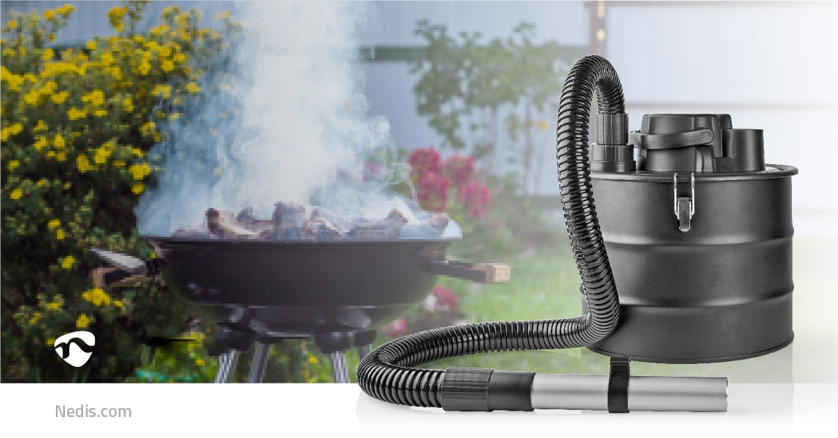 Ein zylindrischer, beutelloser Nedis - Aschesauger ohne Beutel - 800 W, 18 l Staubkapazität, Hepa-Filter, Schwarz mit flexiblem Schlauch und Düsenaufsatz steht prominent im Vordergrund. Im Hintergrund ist ein Grill zu sehen, aus dessen verkohlten Kohlen R