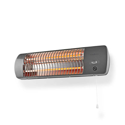 Eine graue Wandmontage elektrische Nedis - Badezimmer Heizung - Badezimmerheizstrahler, 2 Wärmeeinstellungen, Wandmontage mit einem orange leuchtenden Element, das anzeigt, dass es eingeschaltet ist. Die Heizung verfügt über ein schützendes Metallgitter a