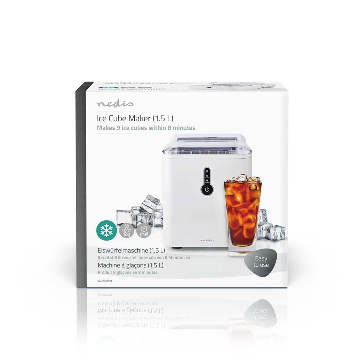 Das Bild zeigt die Verpackung eines immersaugfähigen Nedis-Eiswürfelbereiters mit einem 1,5-Liter-Wasserbehälter. Auf der Vorderseite der Verpackung ist ein Bild des Eisbereiters zusammen mit Eiswürfeln und einem Glas Eistee zu sehen. Mehrsprachiger Text 