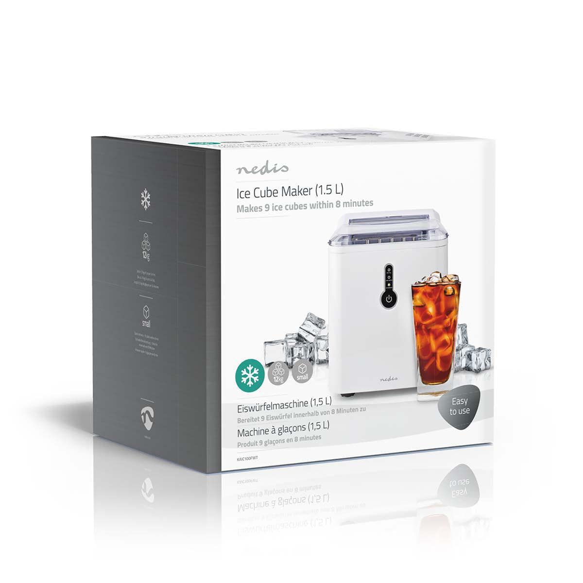 Das Bild zeigt einen verpackten Nedis - Eiswürfelbereiter von immer-saugut (1,5 L Wasserbehälter). Das Produkt ist weiß mit einer digitalen Anzeige und einem transparenten Deckel und kann 9 Eiswürfel innerhalb von 8 Minuten herstellen. Die Verpackung zeig