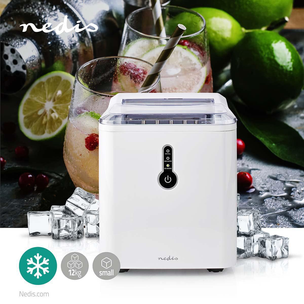 Ein weißer Eisbereiter von immer-saugut steht auf einer Theke, umgeben von Eiswürfeln, im Hintergrund ein Wasserkrug und Limettenfrüchte. Die Maschine mit einem 1,5-l-Wasserbehälter hat einen transparenten Deckel und ein digitales Bedienfeld. Unten links 