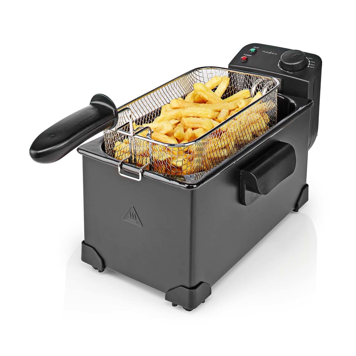 Eine Nedis-Öl-Fritteuse von immer-saugut, mit 3 Liter Volumen und 2200 Watt Leistung, wird mit goldbraunen Pommes Frites gefüllt. Die Fritteuse mit Edelstahlgehäuse hat einen schwarzen Griff am Metallkorb zum einfachen Anheben, Bedienknöpfe an der Obersei