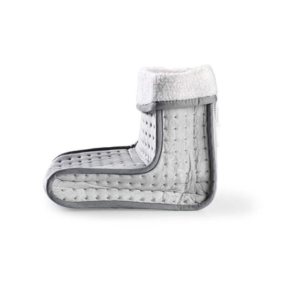 Ein grauer, plüschiger „immer-saugut Nedis elektrischer Fußwärmer“-Stiefel mit weichem, flauschigem Futter, von der Seite gezeigt. Die Außenseite weist eine gesteppte Textur mit einem gepunkteten Muster auf. An der Seite ist ein Regler für sechs Heizstufe