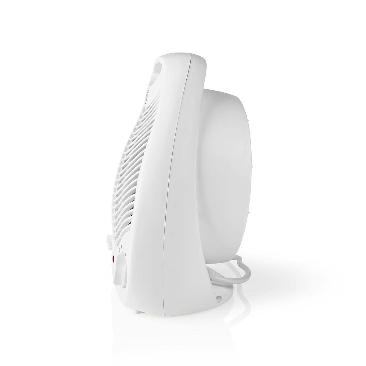 Seitenansicht des weißen, modernen Heizlüfters von Nedis. Dieses Gerät der Nedis GmbH verfügt über ein geschwungenes Design mit horizontalen Lüftungsschlitzen auf einer Seite und einem Bedienknopf mit Thermostat, der sichtbar in der Nähe der Unterseite an